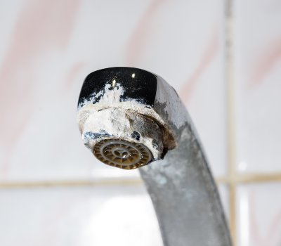 como quitar cal al agua